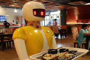 नोएडा रेस्टोरेंट है, जहां रोबोट परोसते हैं खाना
